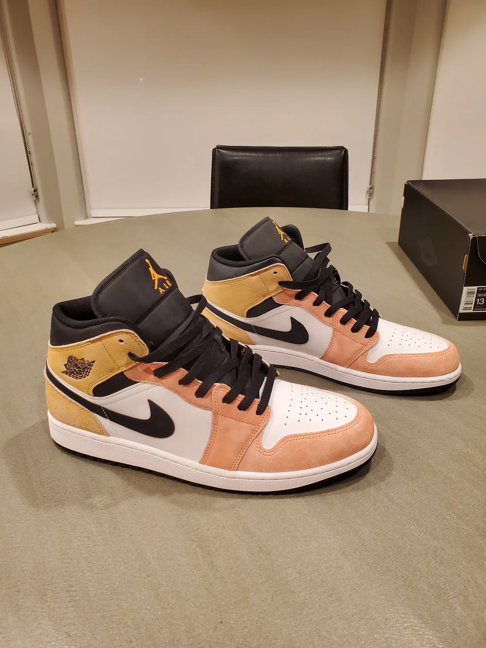 Jordan 1 Mid SE FLIGHT CLUB